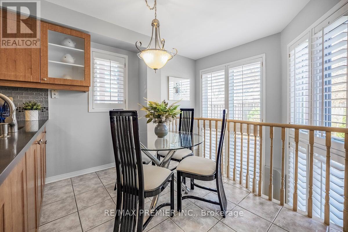 2595 Blackcombe Crescent, Oakville, Ontario  L6H 6L5 - Photo 11 - W12112290