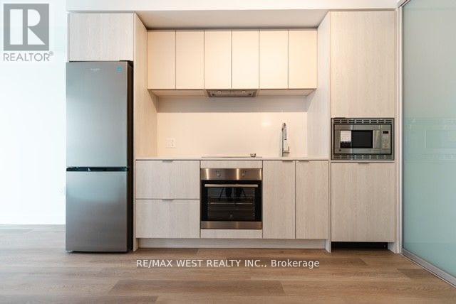 412 - 86 Dundas Street, Mississauga, Ontario  L5A 0B1 - Photo 2 - W12112311