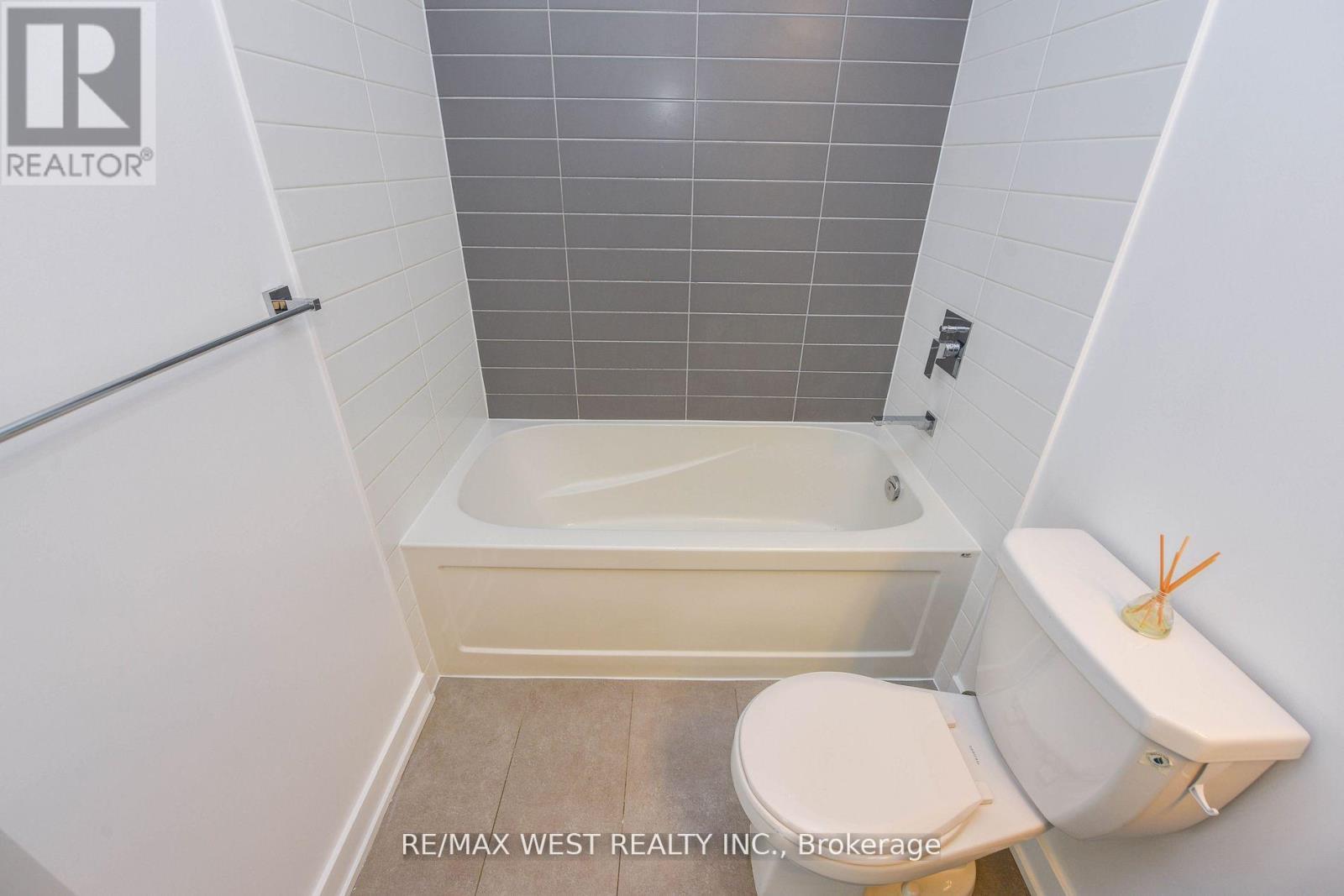 4009 - 4011 Brickstone Mews, Mississauga, Ontario  L5B 0J7 - Photo 19 - W12112354