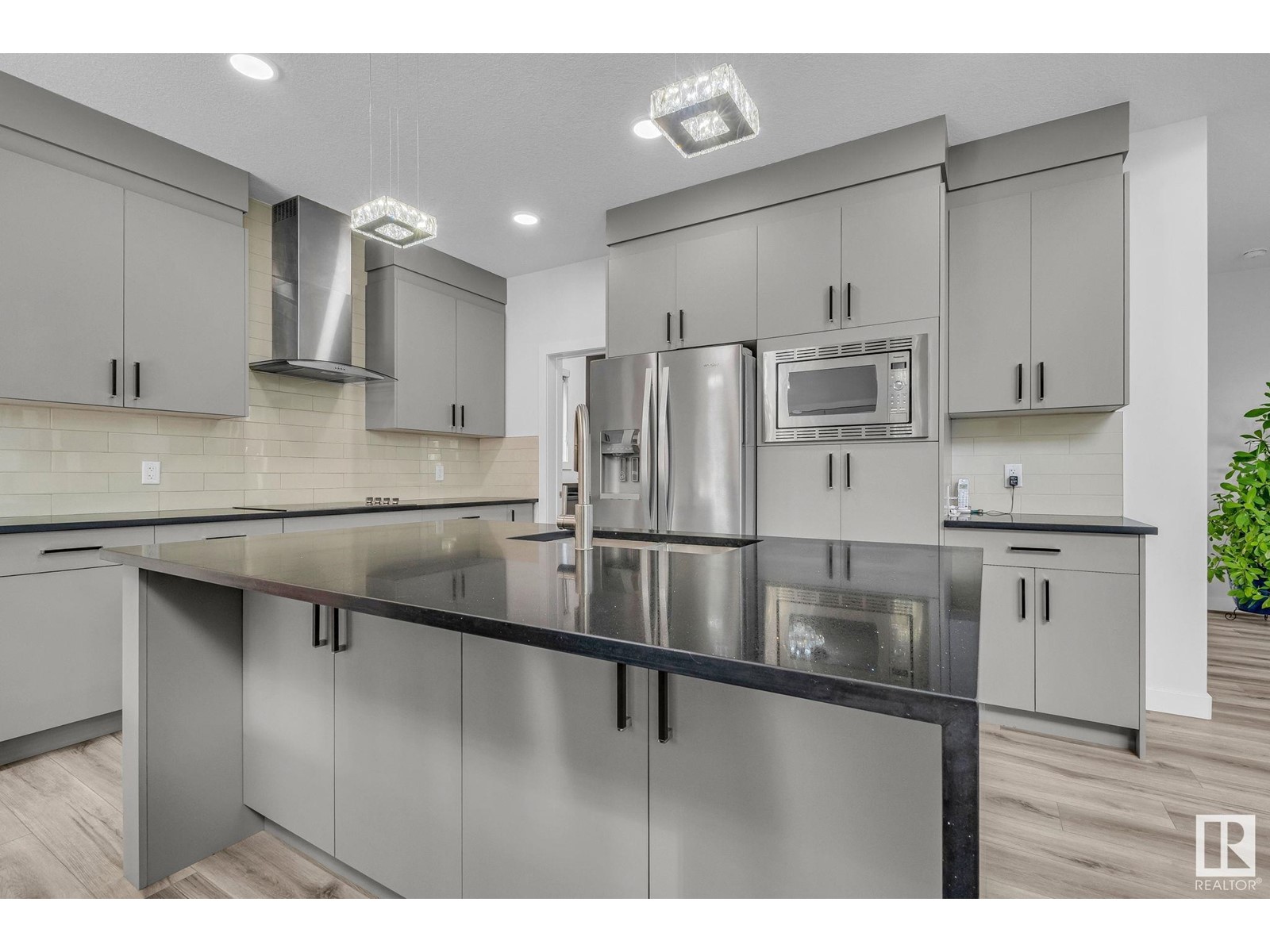 Property at 16207 34 AV SW SW image 3