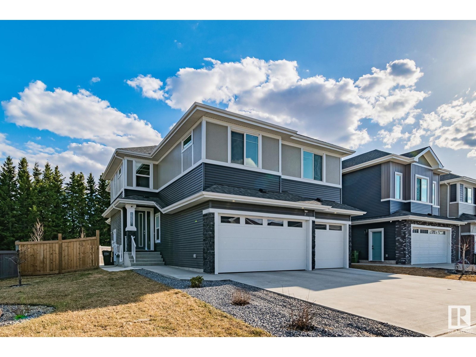 Property at 16207 34 AV SW SW image 2