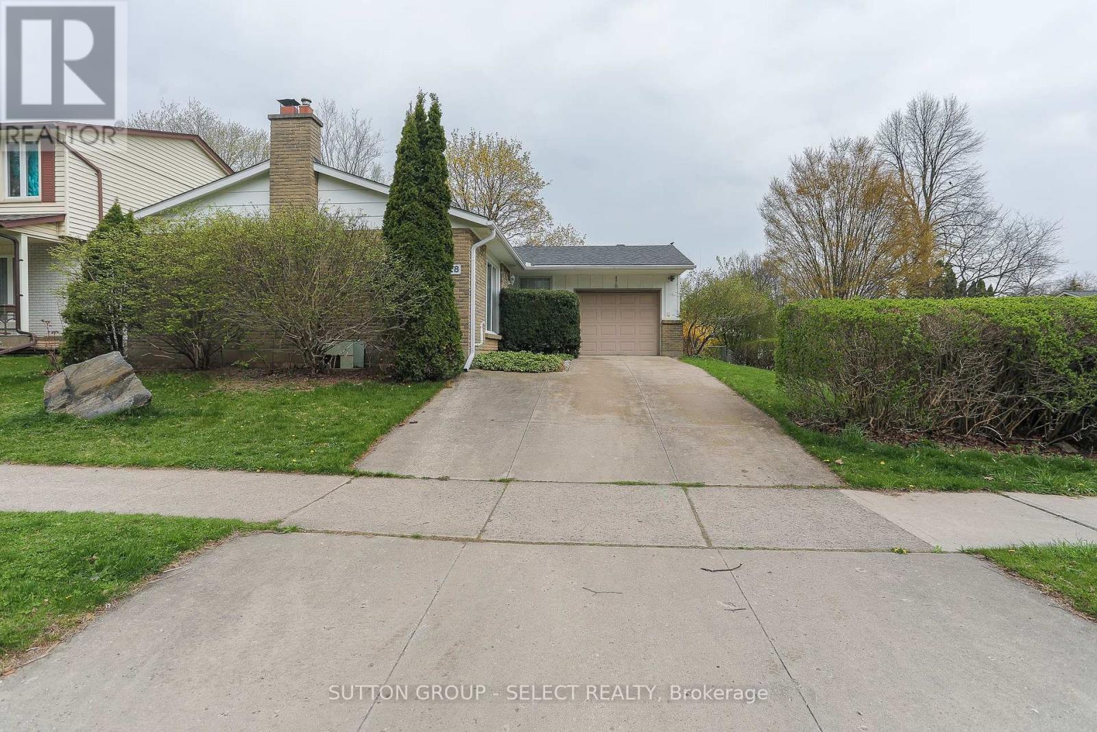 Property at 478 VILLAGE GREEN AVENUE image 2