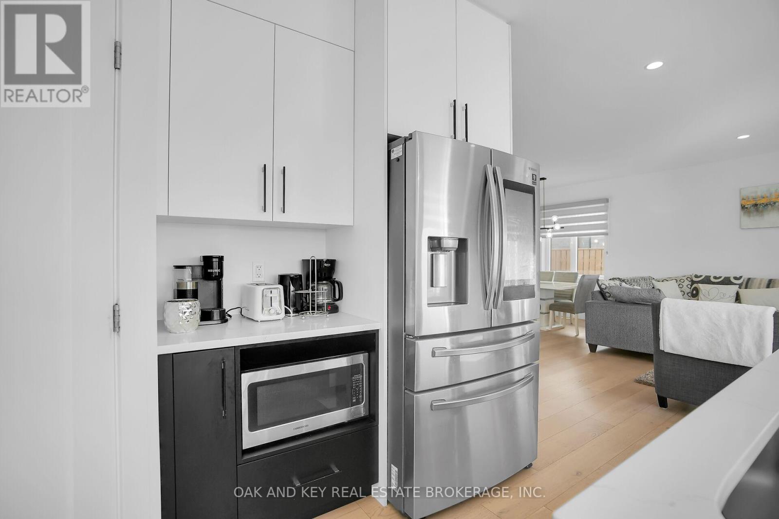 25 Alexander Circle, Strathroy Caradoc (Se), Ontario  N7G 0B4 - Photo 12 - X12112452