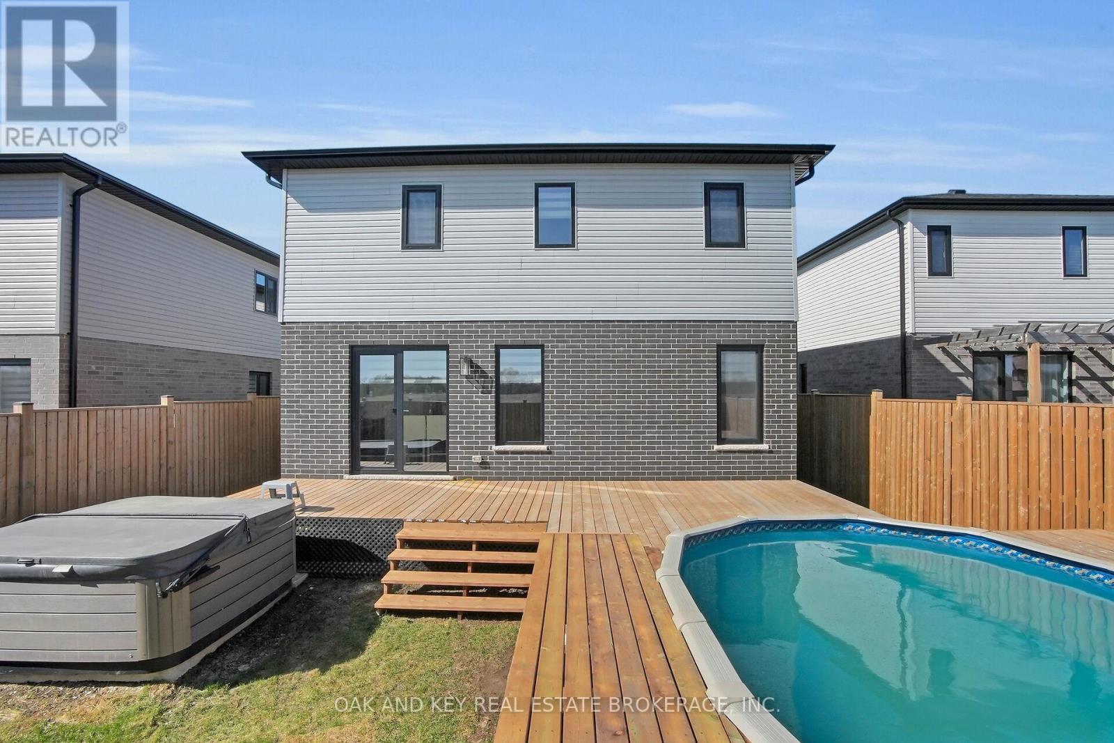 25 Alexander Circle, Strathroy Caradoc (Se), Ontario  N7G 0B4 - Photo 32 - X12112452