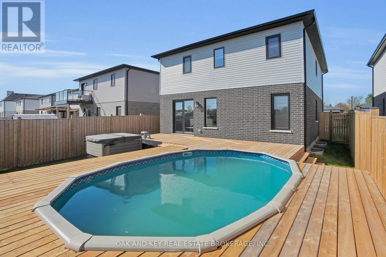 25 Alexander Circle, Strathroy Caradoc (Se), Ontario  N7G 0B4 - Photo 33 - X12112452