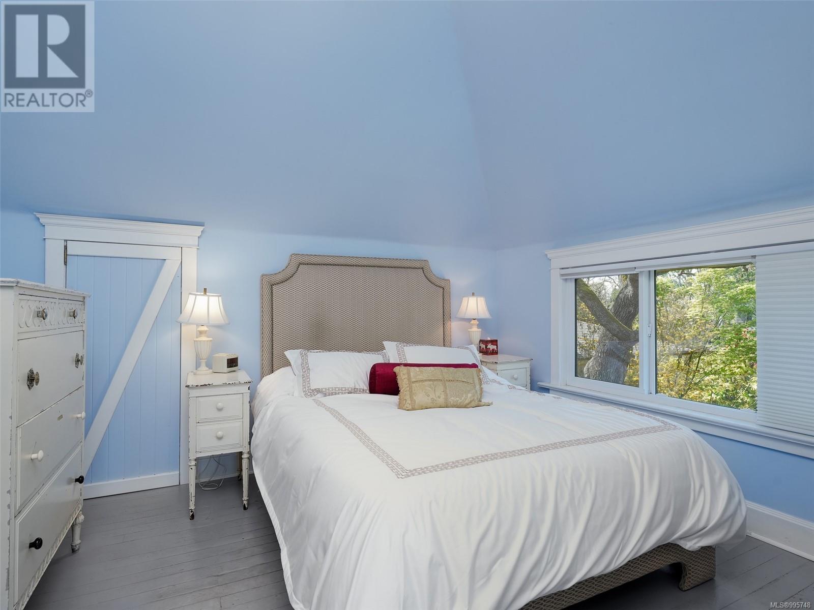 Property at 1580 Wilmot Pl image 4