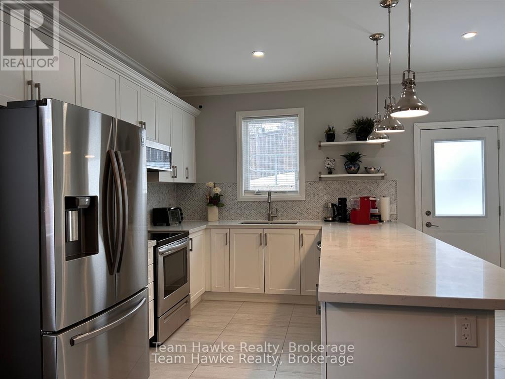 152 Bishop Drive, Barrie, Ontario  L4N 6X8 - Photo 4 - S12112482