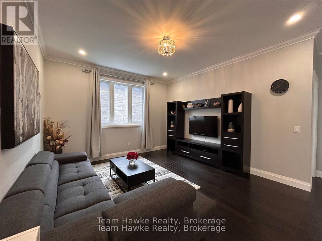 152 Bishop Drive, Barrie, Ontario  L4N 6X8 - Photo 7 - S12112482