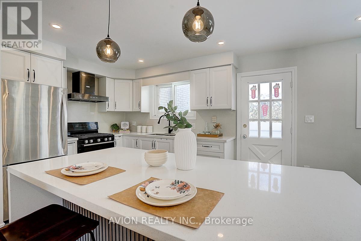 24 Drakefield Road, Markham, Ontario  L3P 1G5 - Photo 3 - N12112545