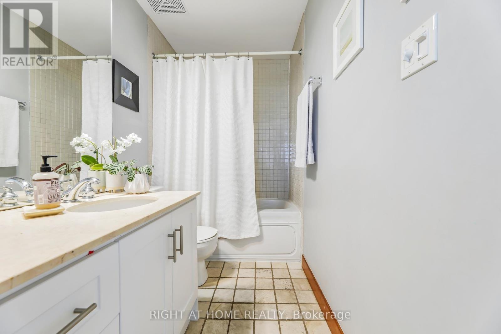 504 - 1 St Johns Road, Toronto, Ontario  M6P 1T7 - Photo 35 - W12112489