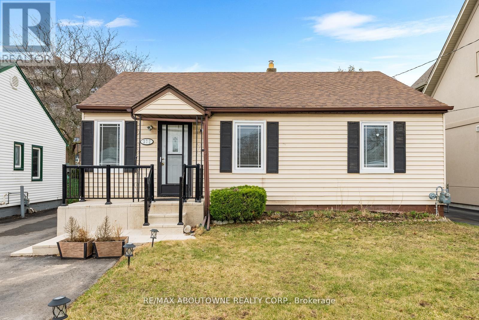 372 BARTOS DRIVE, Oakville, Ontario