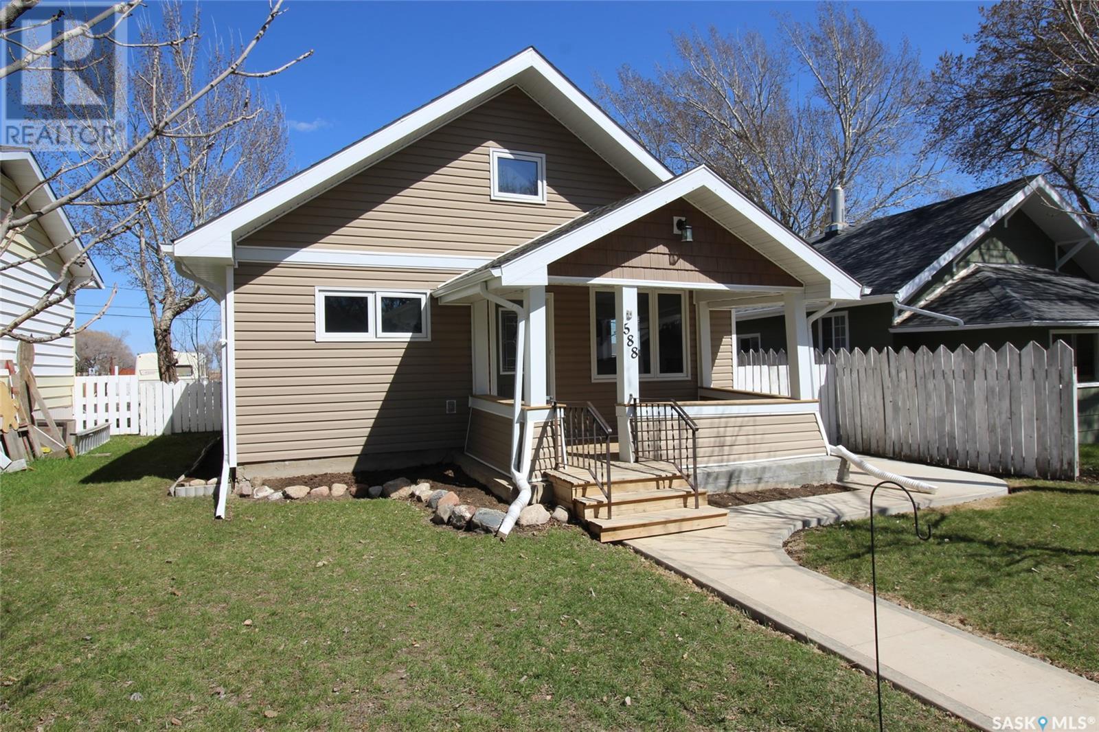 588 3rd STREET E, Shaunavon, Saskatchewan
