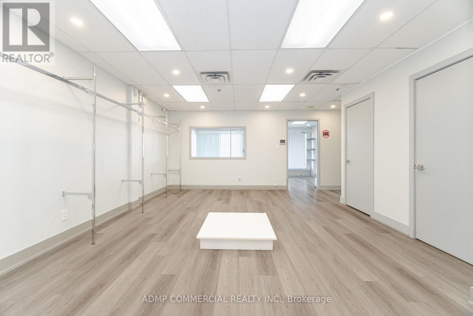 212 - 126 Wellington Street, Aurora, Ontario  L4G 2N9 - Photo 2 - N12108600