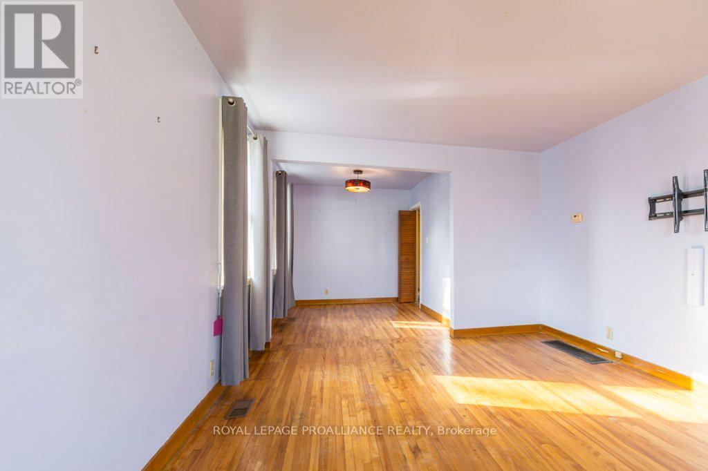 53 Montgomery Boulevard, Belleville, Ontario K8N 1J2 - Photo 6 - X12112706