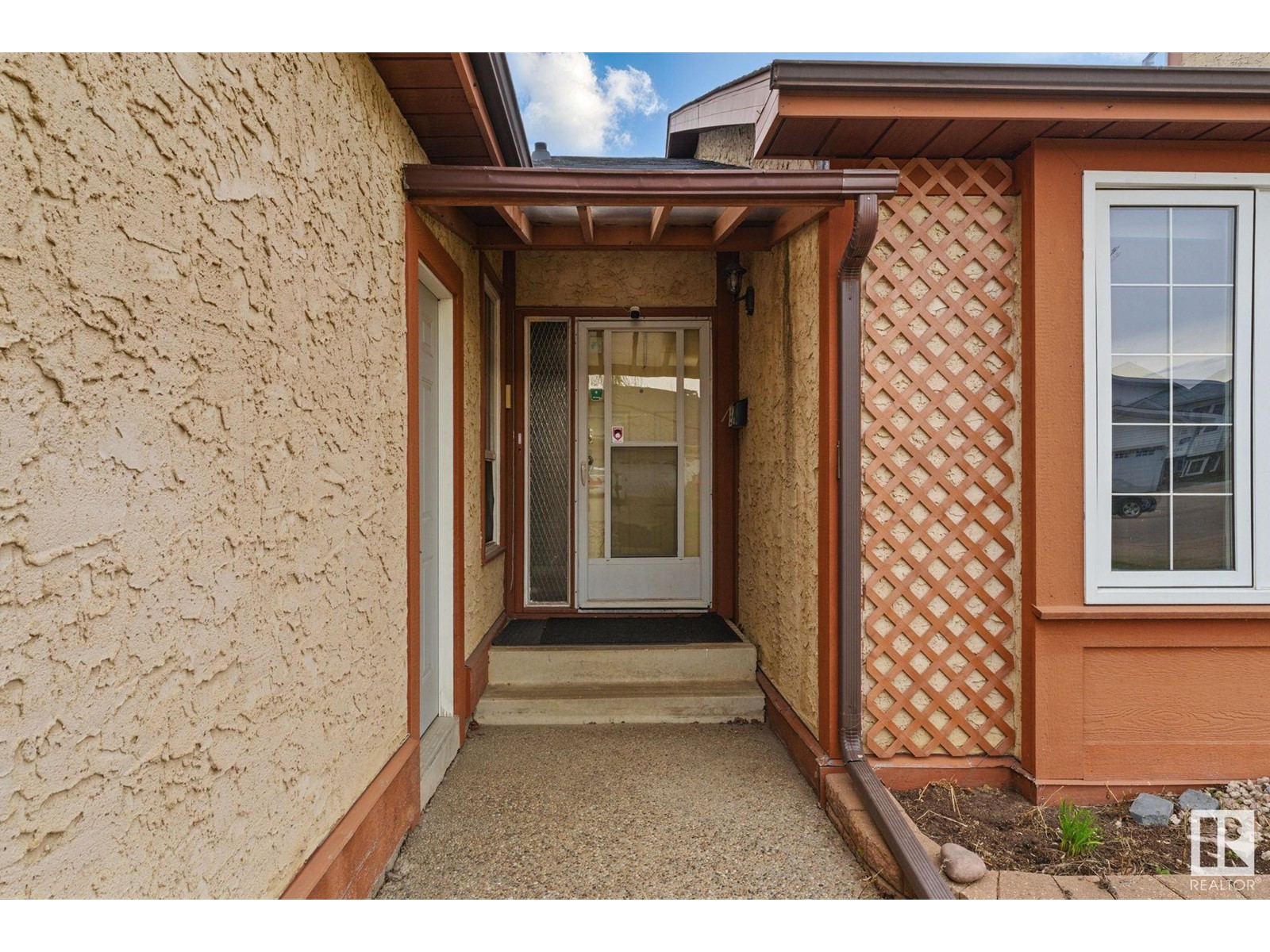Property at 2031 41 ST NW image 3