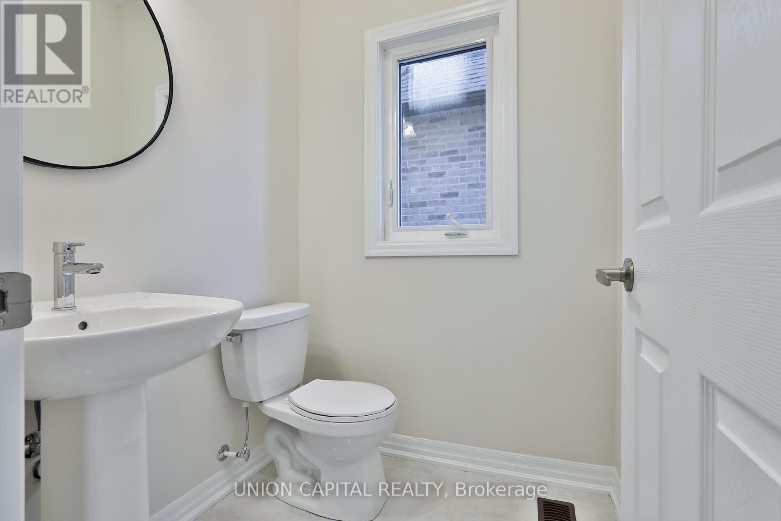 47 Donald Ingram Crescent, Georgina, Ontario  L4P 0S3 - Photo 8 - N12112695
