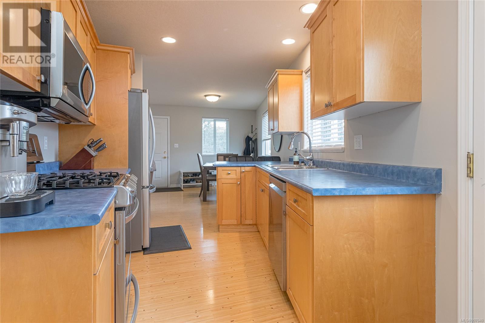 Property at 3886 Victoria Ave image 4