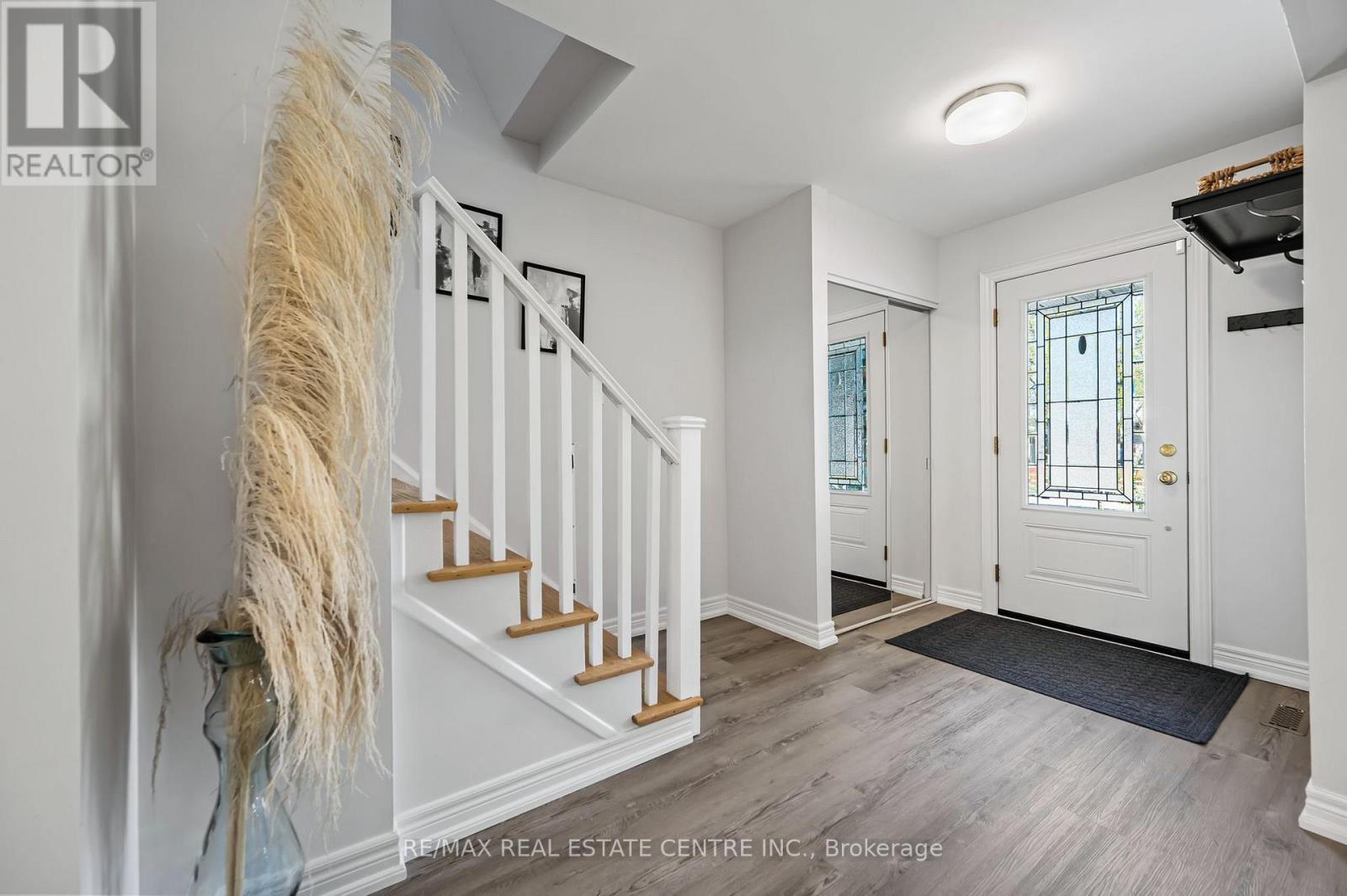 148 Mccraney Street W, Oakville (Cp College Park), Ontario  L6H 1H6 - Photo 3 - W12112686