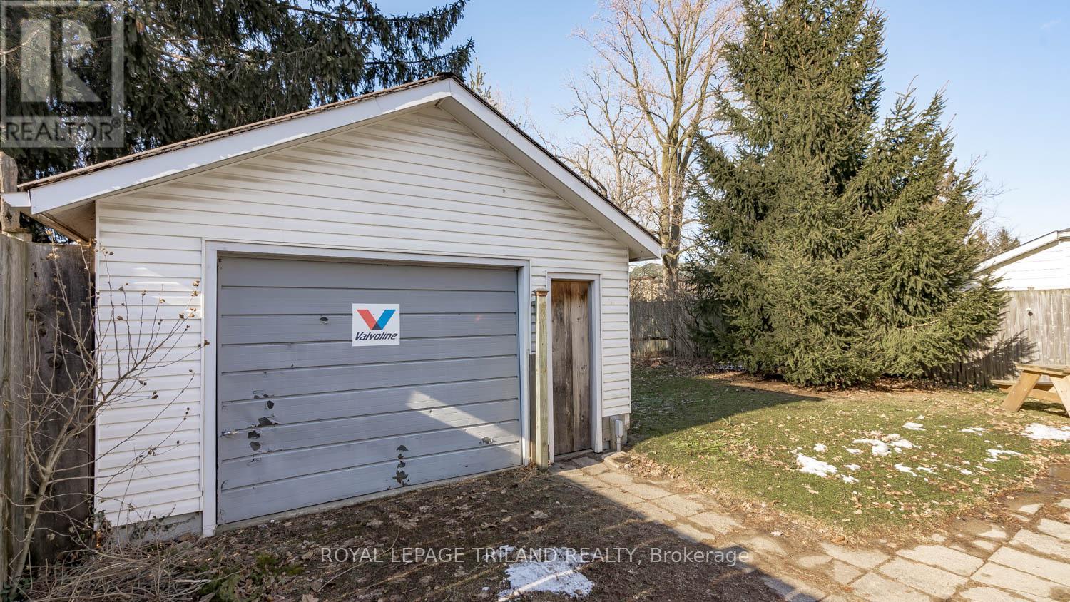 Property at 173 CENTRE STREET E image 3