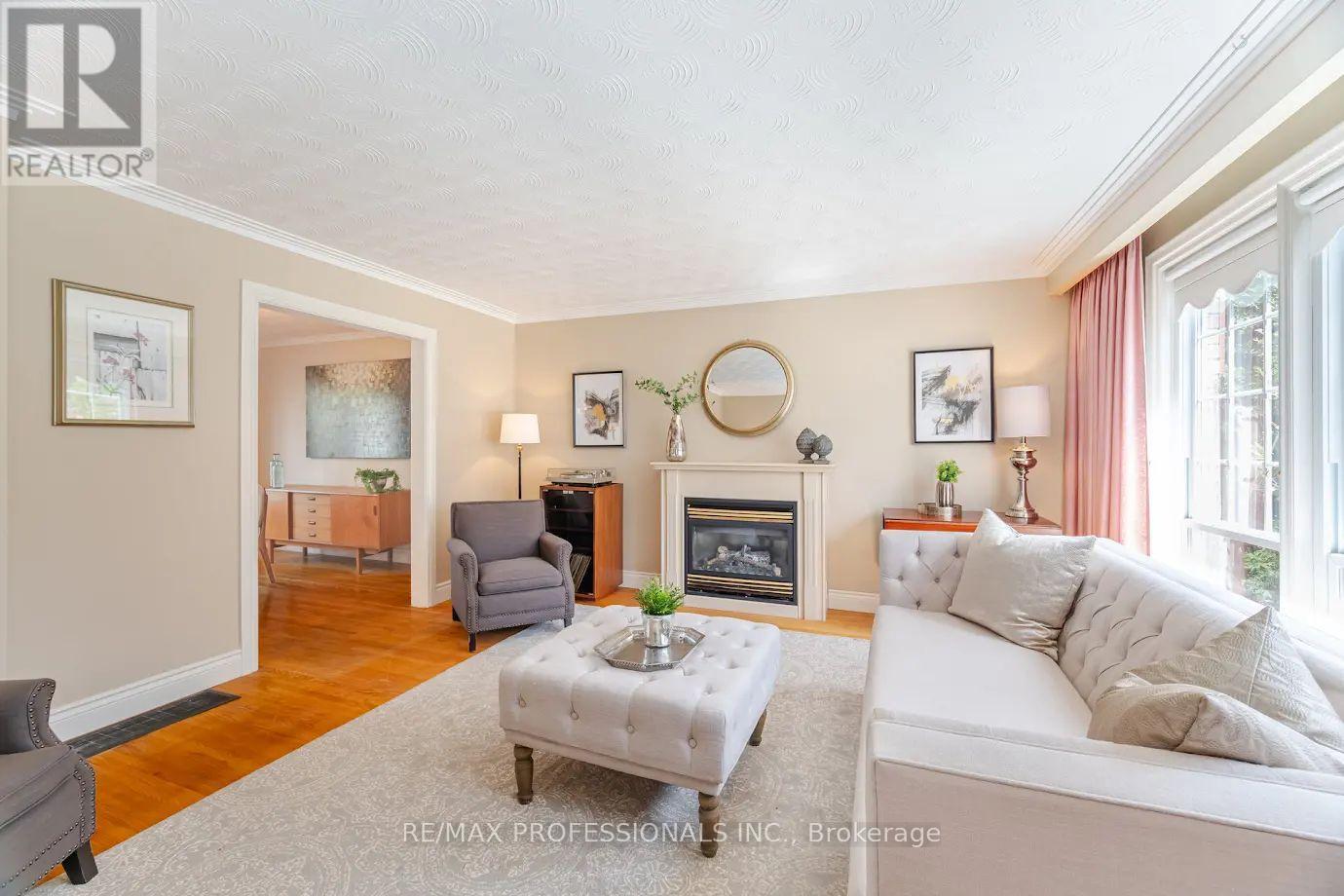 77 Bedford Park Avenue, Richmond Hill, Ontario  L4C 2N9 - Photo 4 - N12112836