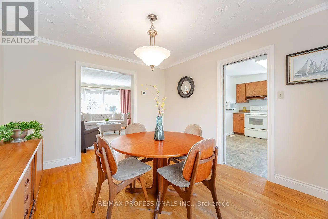 77 Bedford Park Avenue, Richmond Hill (Crosby), Ontario  L4C 2N9 - Photo 8 - N12112836
