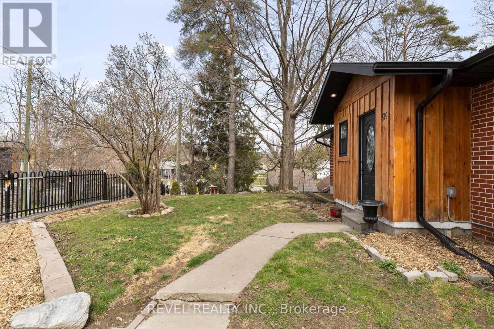 Property at 99 WELLINGTON STREET E image 4