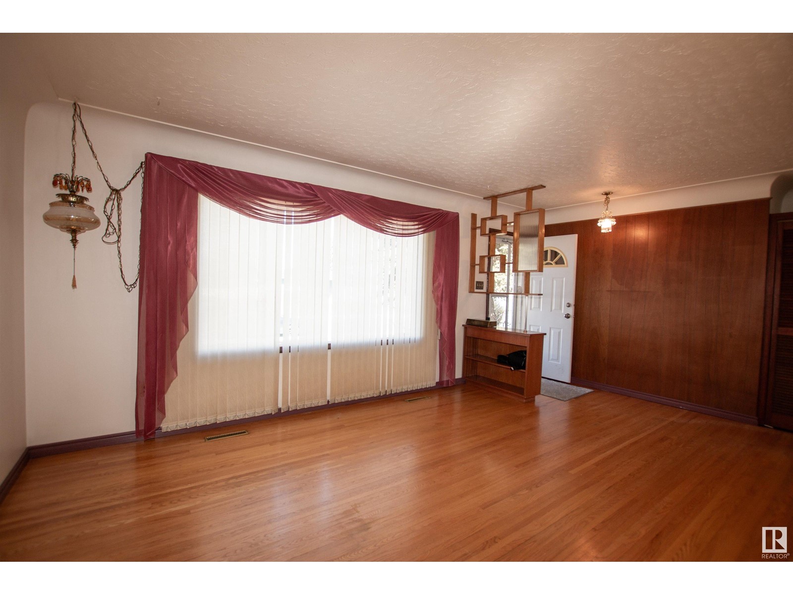 Property at 13123 85 ST NW image 3