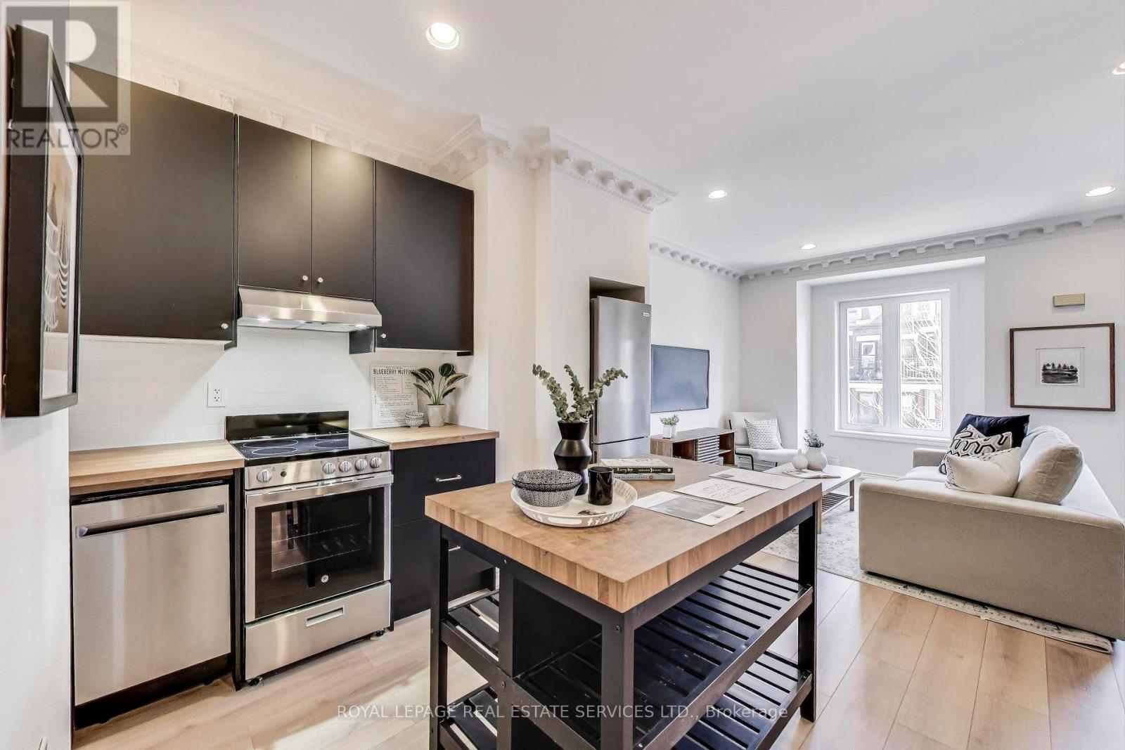 Upper - 478 Indian Grove, Toronto, Ontario  M6P 2H9 - Photo 2 - W12112937