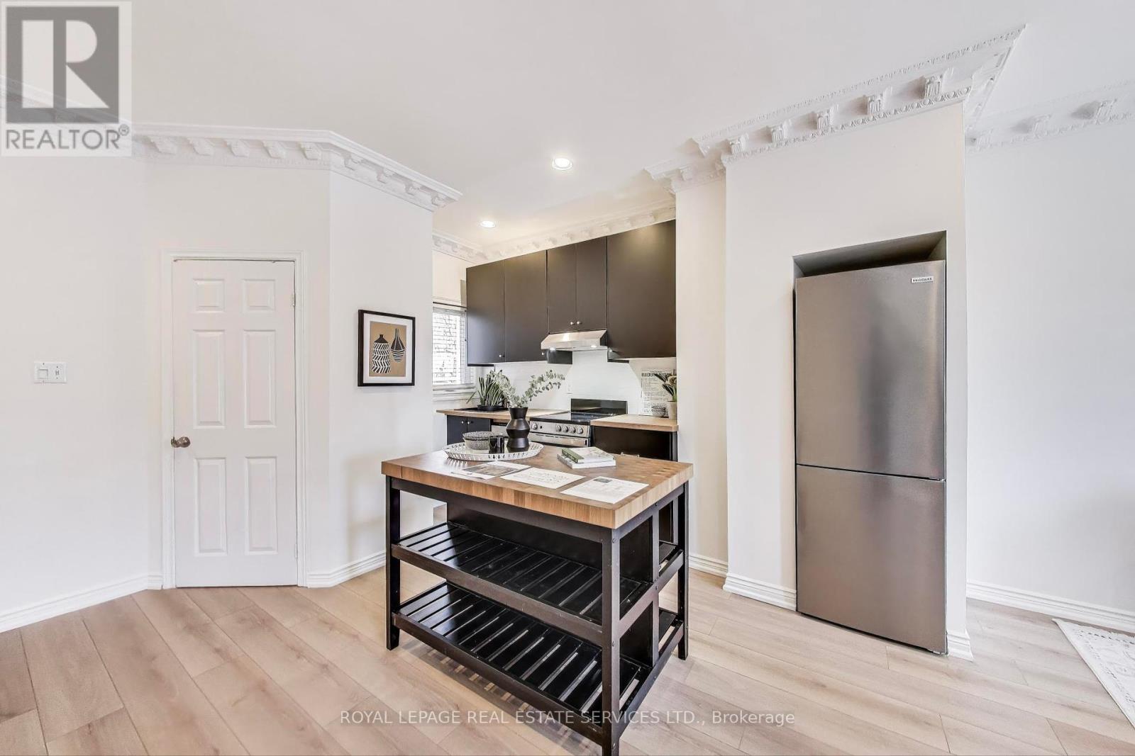 Upper - 478 Indian Grove, Toronto, Ontario  M6P 2H9 - Photo 6 - W12112937