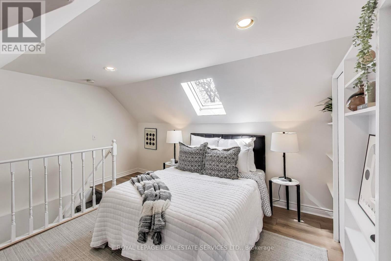 Upper - 478 Indian Grove, Toronto, Ontario  M6P 2H9 - Photo 9 - W12112937
