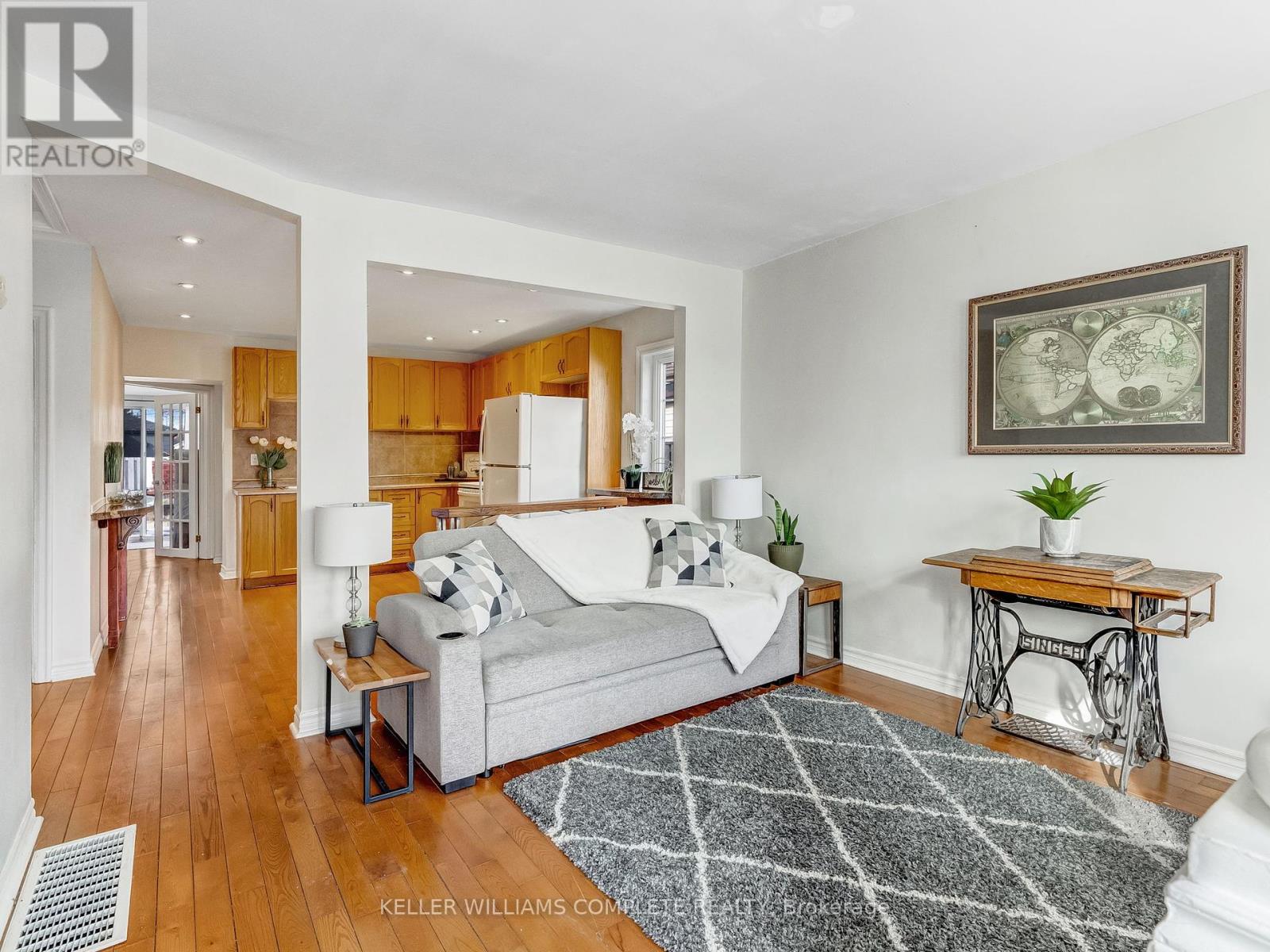 136 East 45th Street, Hamilton (Hampton Heights), Ontario  L8T 3K1 - Photo 10 - X12112817