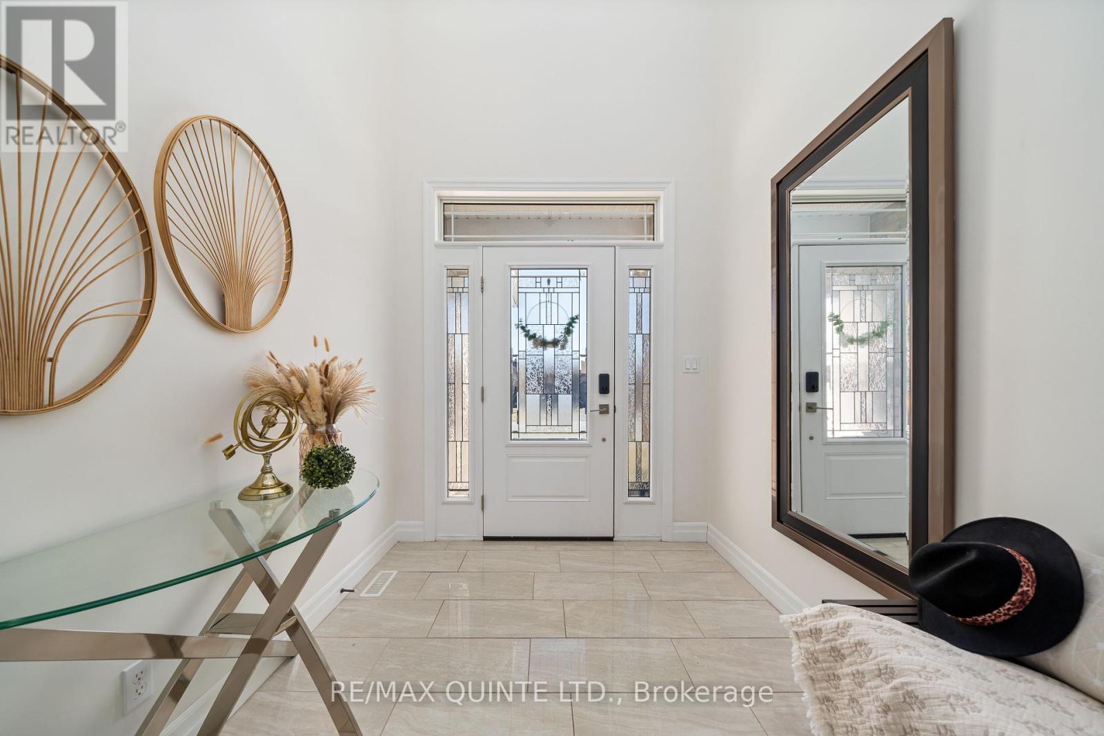 Property at 18 BEL AIR CRESCENT image 4