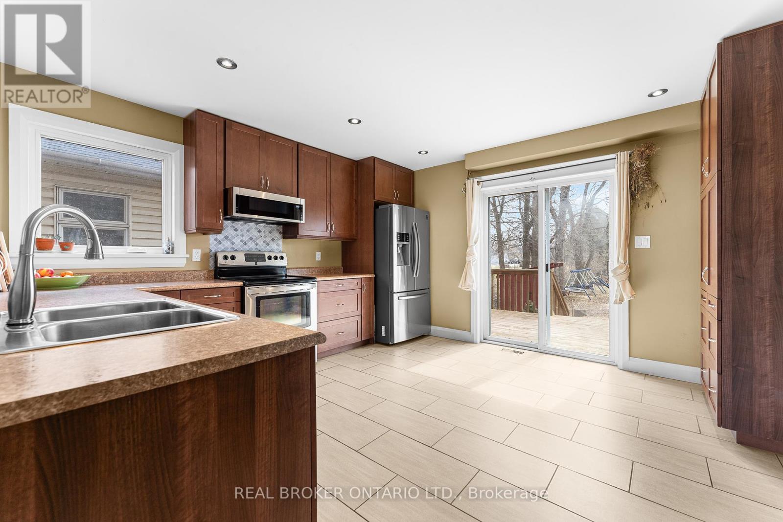 124 Arthur Street, Carleton Place, Ontario  K7C 1C3 - Photo 11 - X12113045