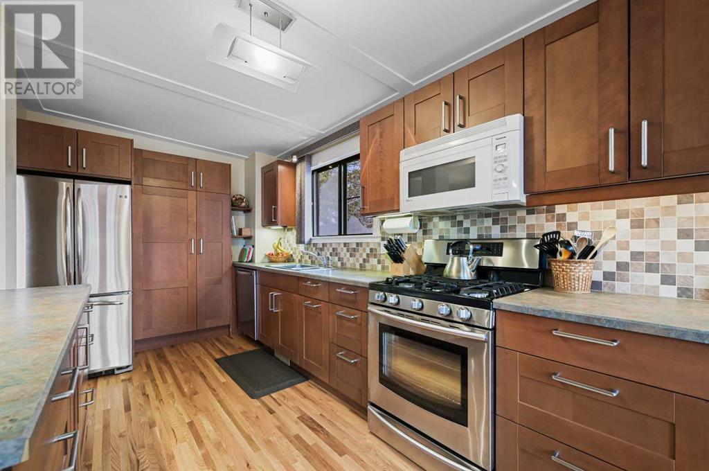Property at 2420 54 Avenue SW image 3