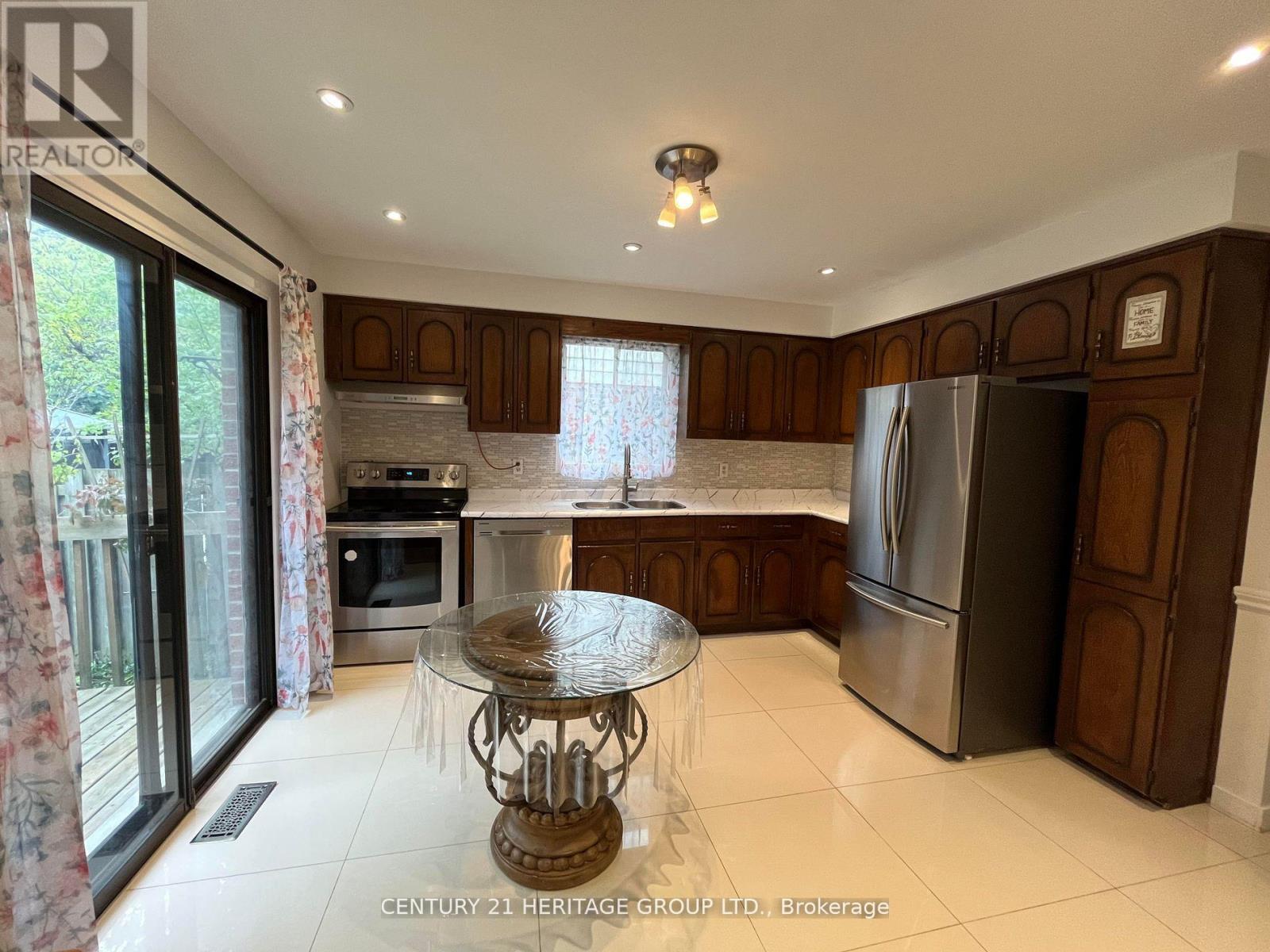 53 Coventry Court, Richmond Hill, Ontario  L4C 8B9 - Photo 5 - N12113121