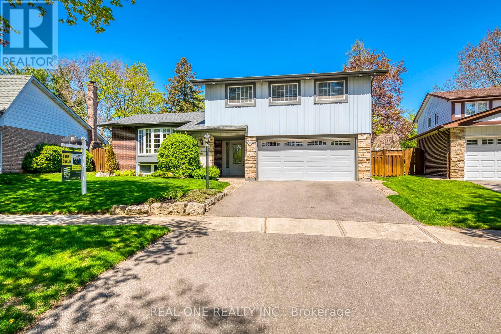 201 Arichat Road, Oakville (Fd Ford), Ontario  L6J 5N5 - Photo 1 - W12112976