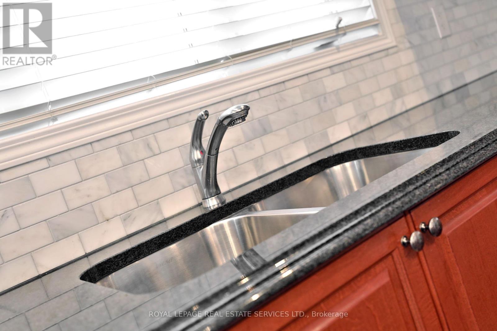 2383 Calloway Drive, Oakville, Ontario  L6M 0C1 - Photo 9 - W12112978