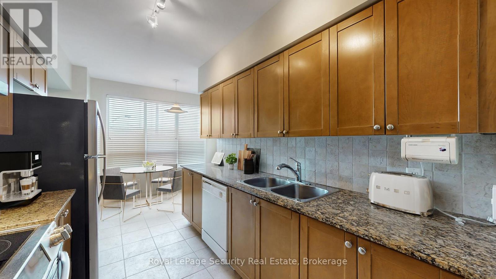 #204 - 38 Fontenay Court, Toronto (Edenbridge-Humber Valley), Ontario  M9A 4M8 - Photo 12 - W12113002