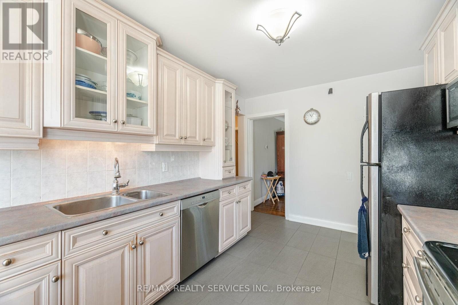 18 Wellington Street W, Brampton, Ontario  L6Y 1K5 - Photo 19 - W12113032