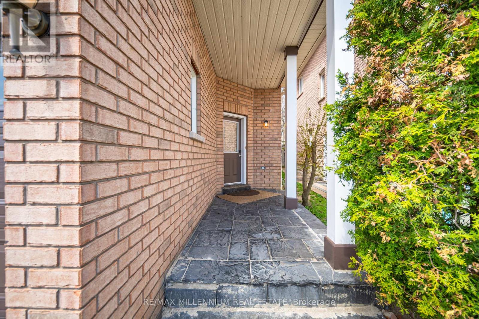 961 Knotty Pine Grove, Mississauga, Ontario  L5W 1J9 - Photo 2 - W12113046