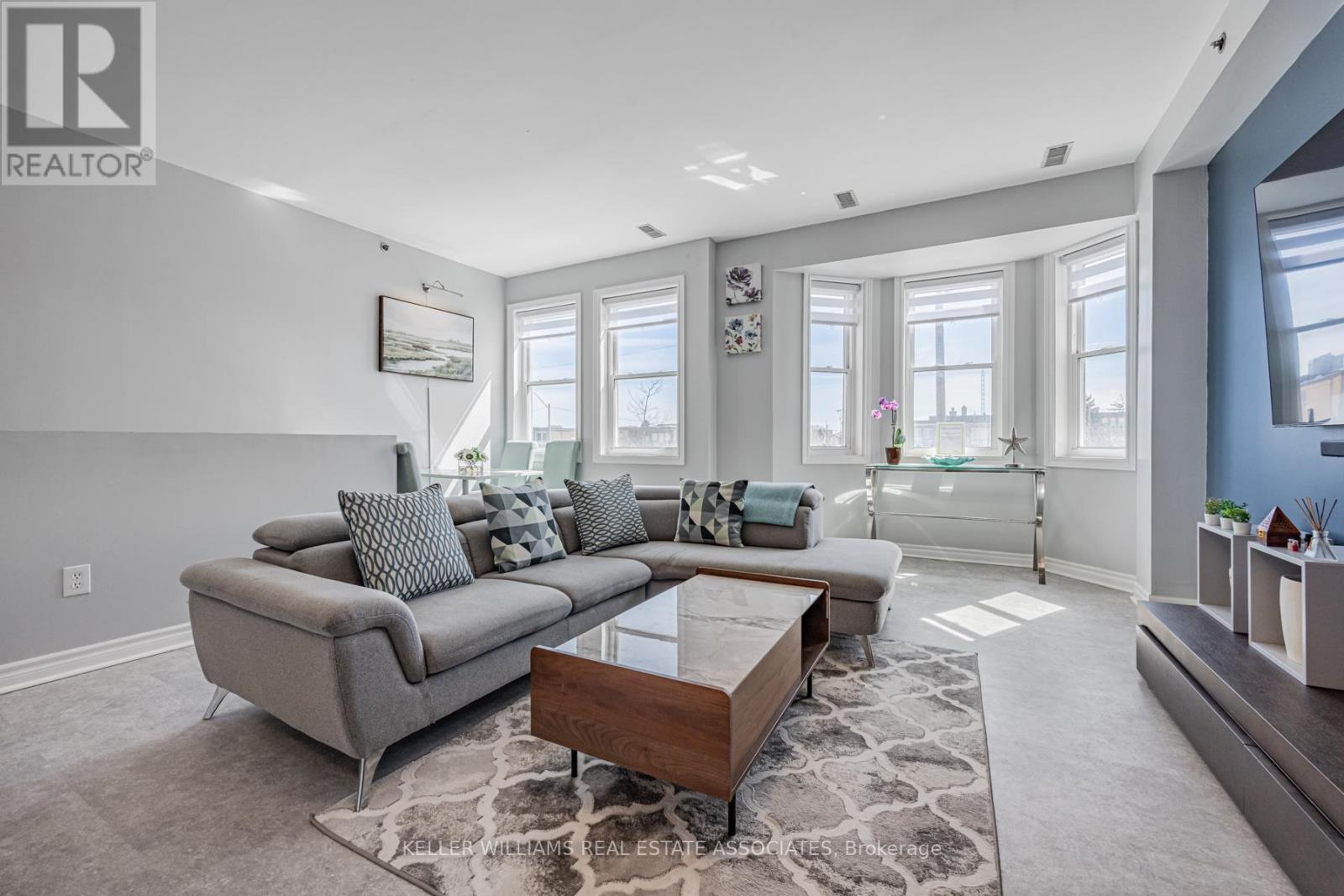 Property at 15 - 760 LAWRENCE AVENUE W image 1