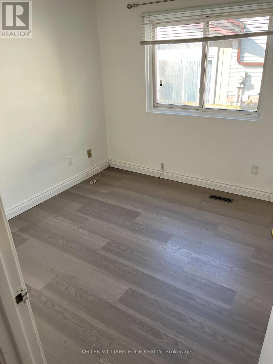 2233 Manchester Drive E, Burlington, Ontario  L7P 3W3 - Photo 7 - W12113078