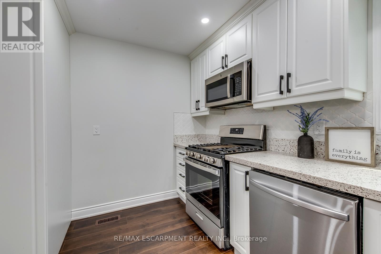 11 Drakes Drive, Hamilton, Ontario  L6K 3J7 - Photo 12 - X12113116