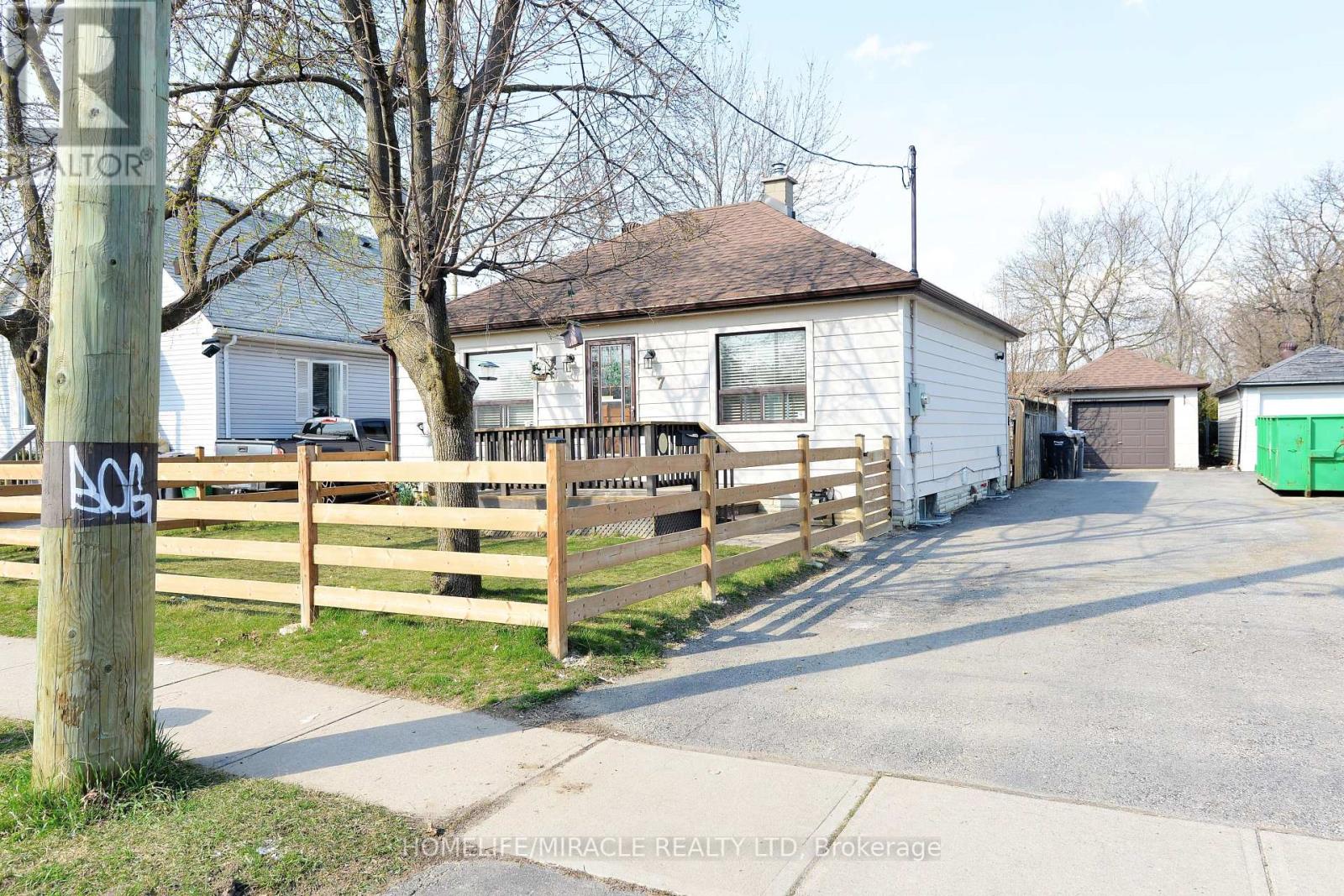 7 Sophia Street, Brampton, Ontario  L6V 1T8 - Photo 6 - W12108856