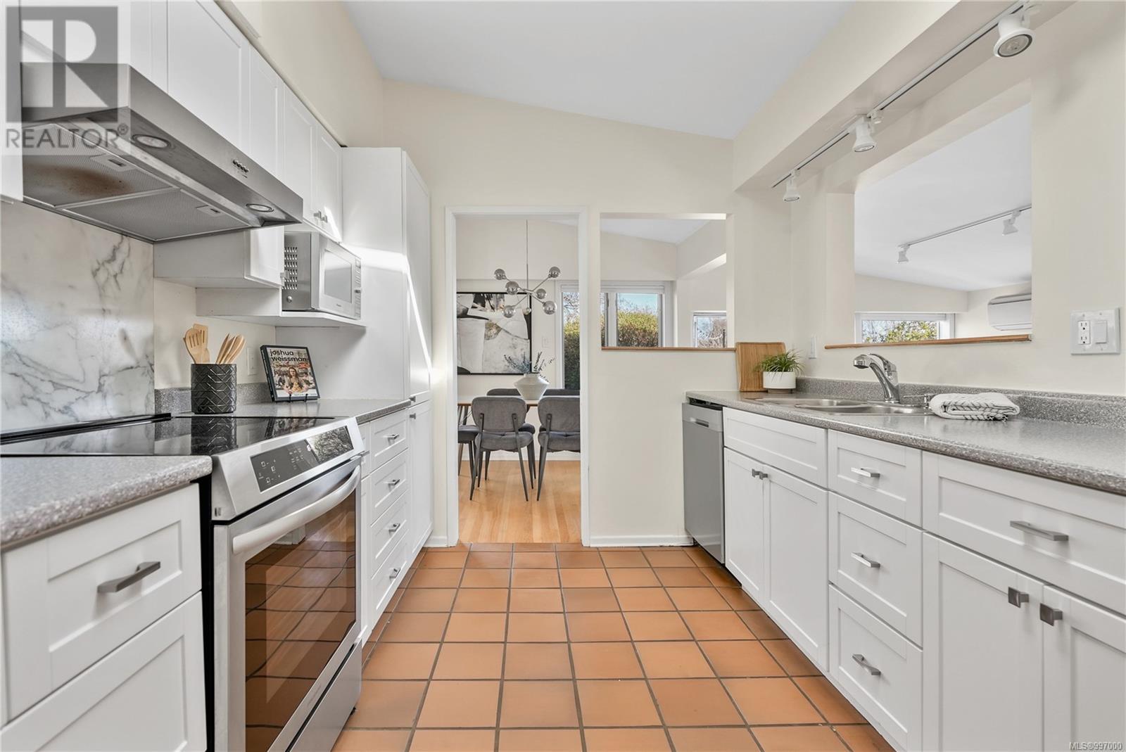 1262 Roslyn Rd, Oak Bay, British Columbia  V8S 4R6 - Photo 10 - 997000