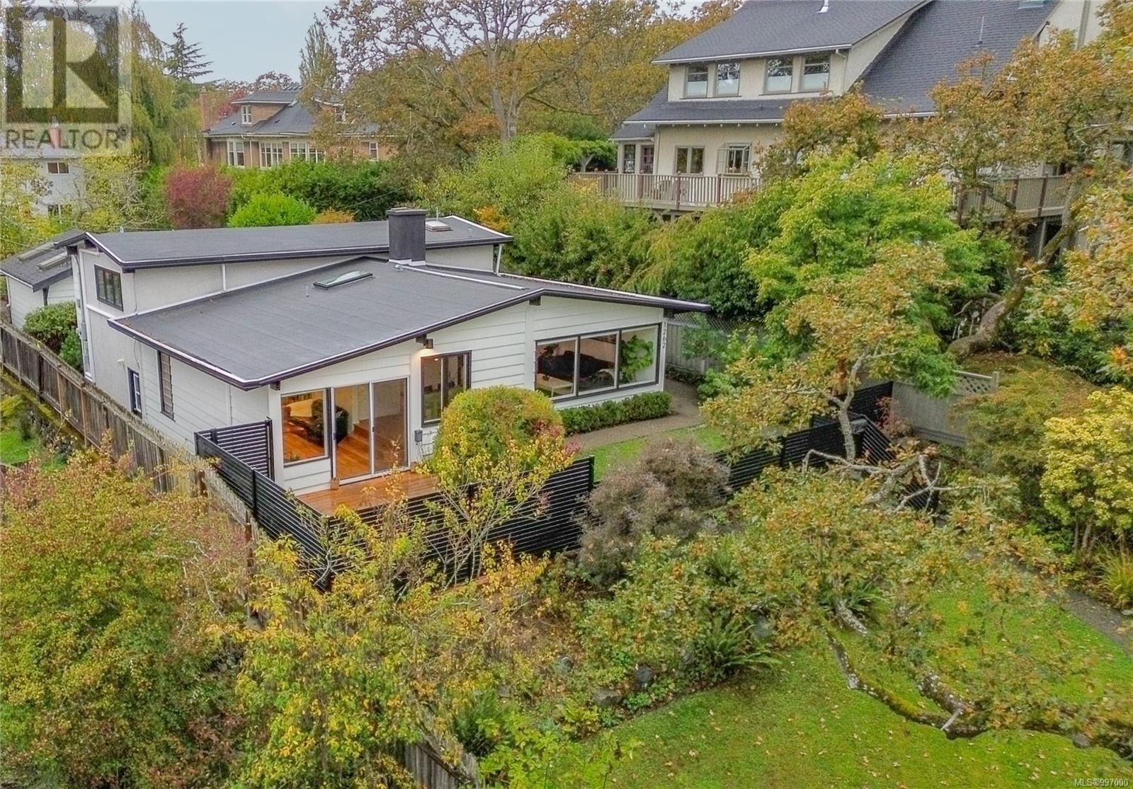 Property at 1262 Roslyn Rd image 2