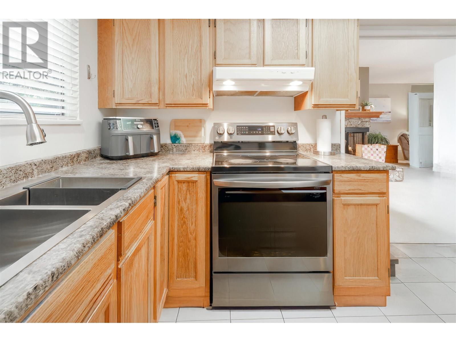 1261 Lansdowne Drive, Coquitlam, British Columbia  V3E 1S6 - Photo 12 - R2996258