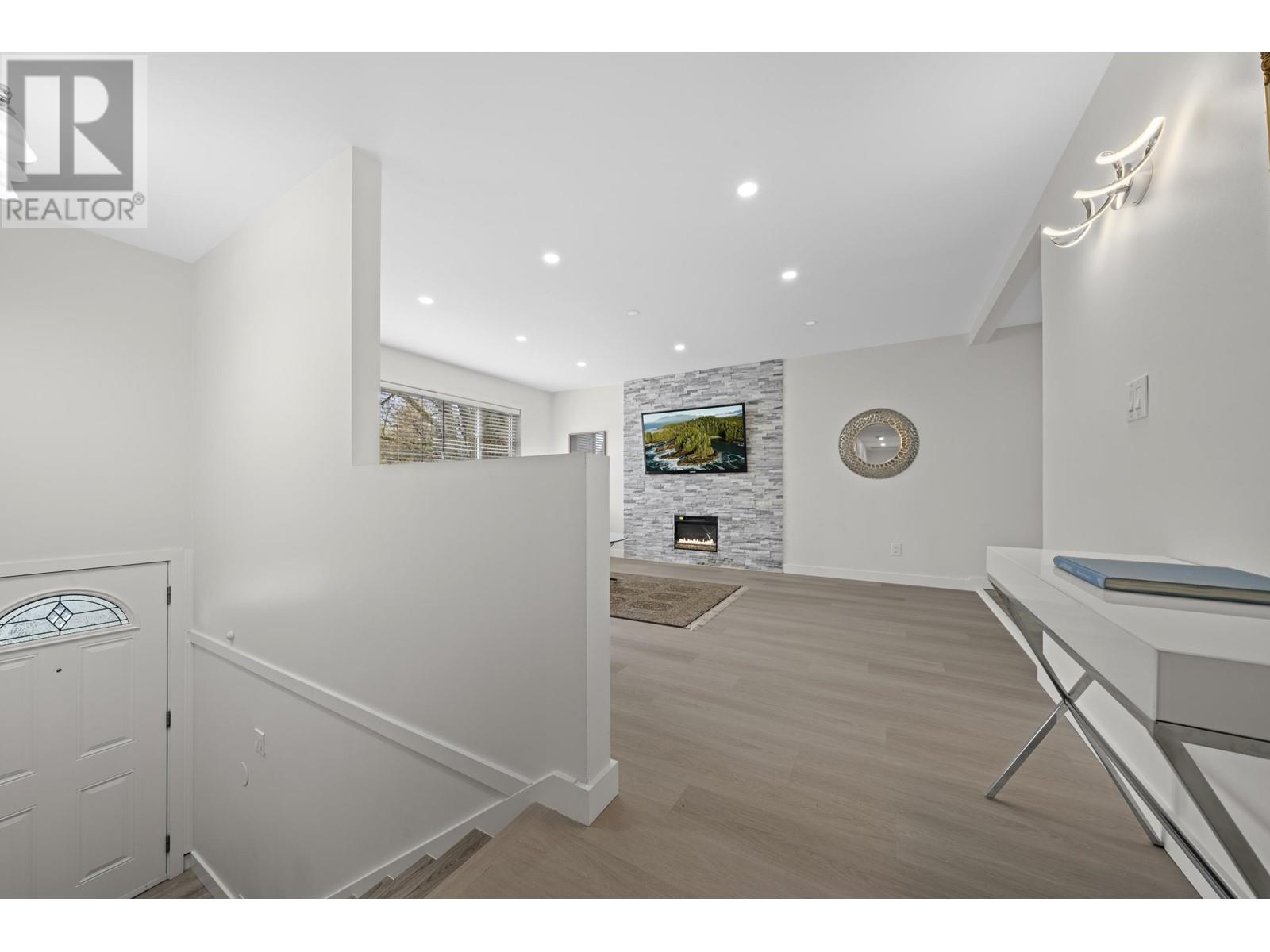 Property at 3478 HANDLEY CRESCENT image 2