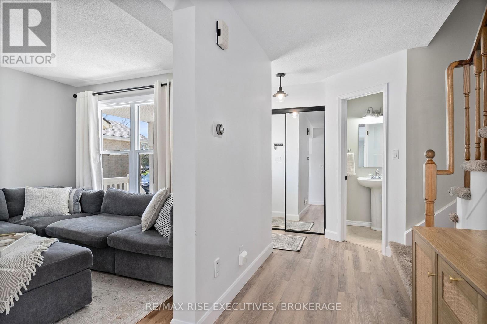 876 Walker Court, Kingston, Ontario  K7M 8L2 - Photo 4 - X12113275