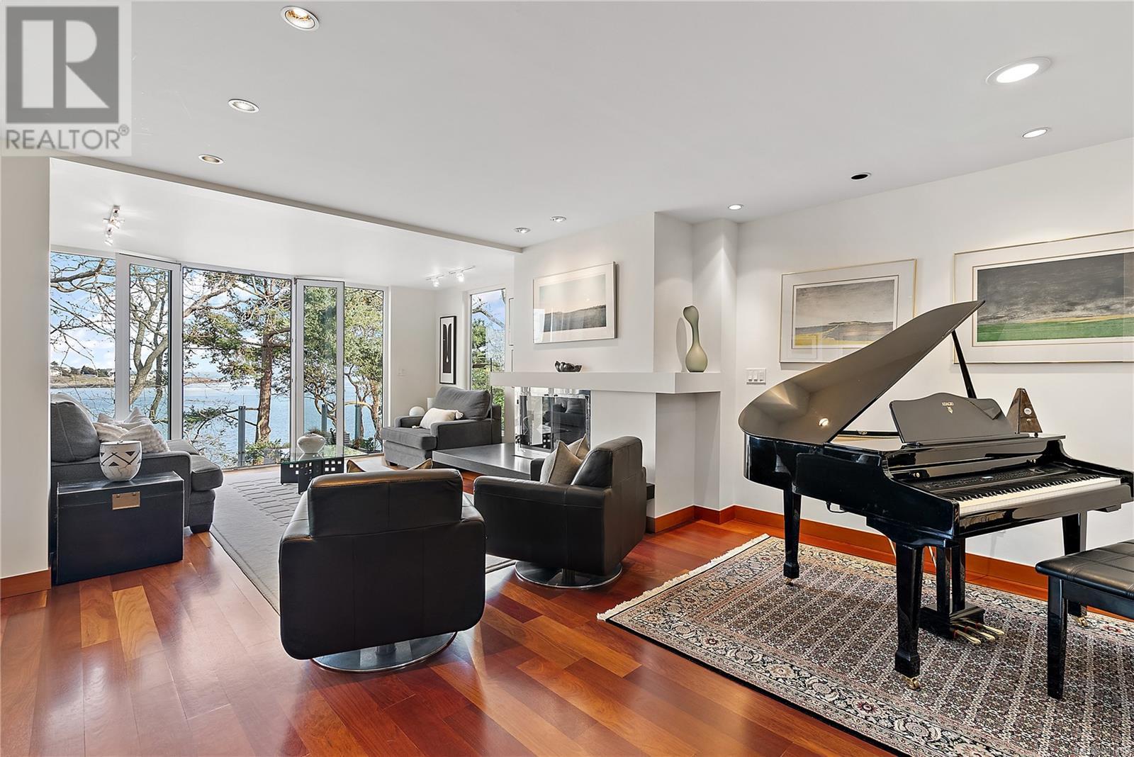 Property at 315 King George Terr image 2